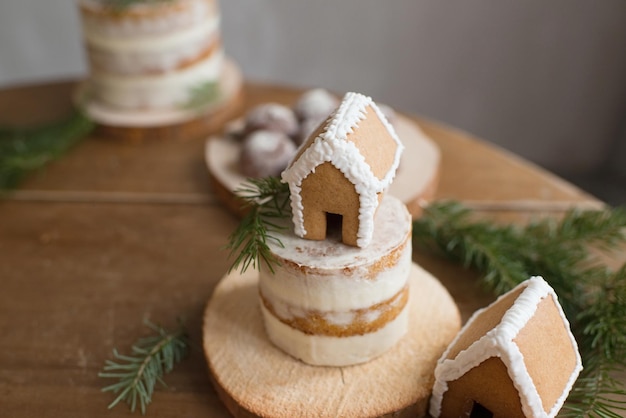 Lebkuchen-Weihnachtshäuser mit Puderzucker bestreut