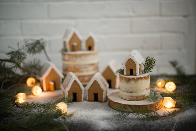 Lebkuchen-Weihnachtshäuser mit Puderzucker bestreut