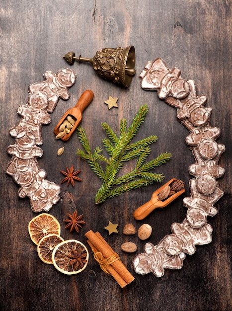 Lebkuchen Weihnachtsschmuck und Gewürze zum Backen Weihnachten Vintage Hintergrund