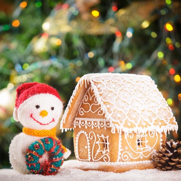 Lebkuchenhaus drüben im Schnee und schöner handgemachter Schneemann