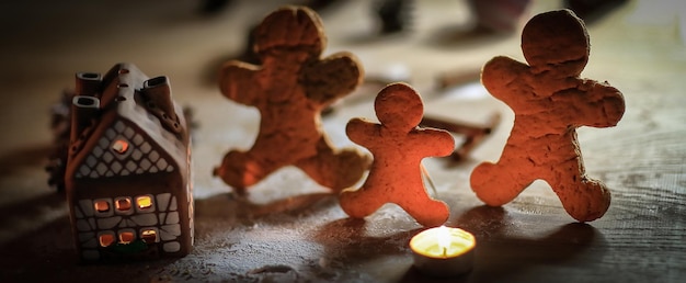 Foto lebkuchenhaus-lebkuchenmänner auf unscharfem hintergrund von