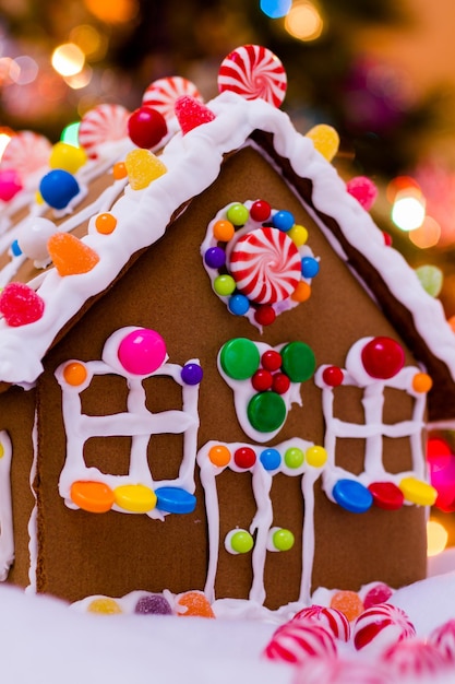 Lebkuchenhaus mit runden Pfefferminzbonbons.