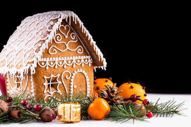 Lebkuchenhaus mit Weihnachtsschmuck auf weißem backgrond