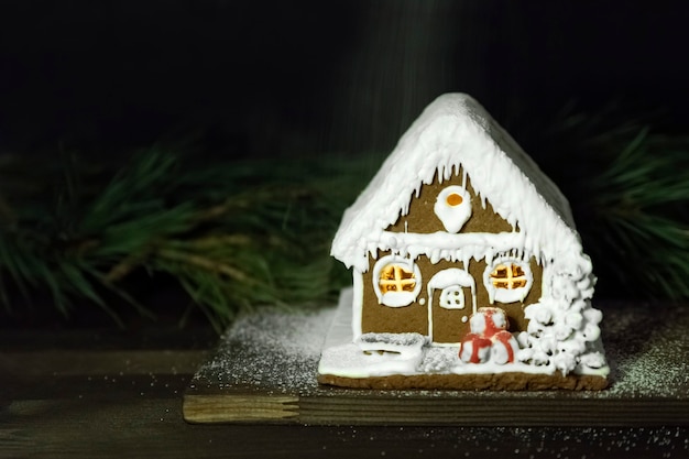 Lebkuchenhaus und abendlicher Weihnachtszauber. Urlaub backen.