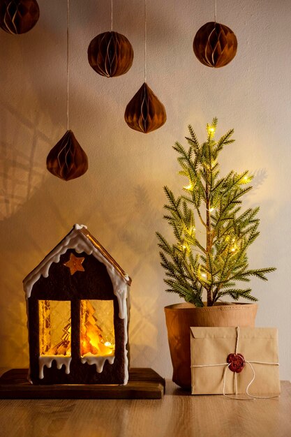 Lebkuchenhaus und hausgemachtes Öko-Weihnachtsdekor