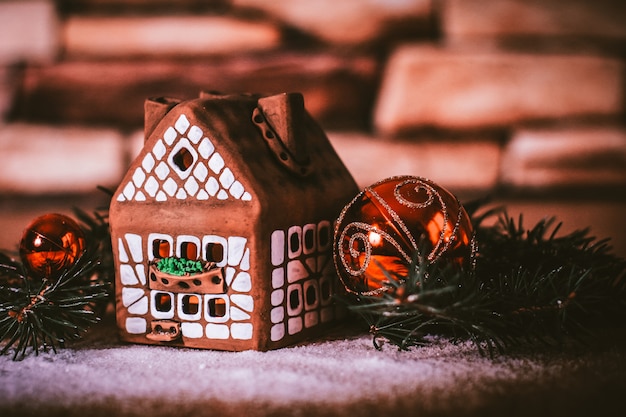 Lebkuchenhaus, Weihnachtskugeln. das konzept der feier.foto mit kopierraum