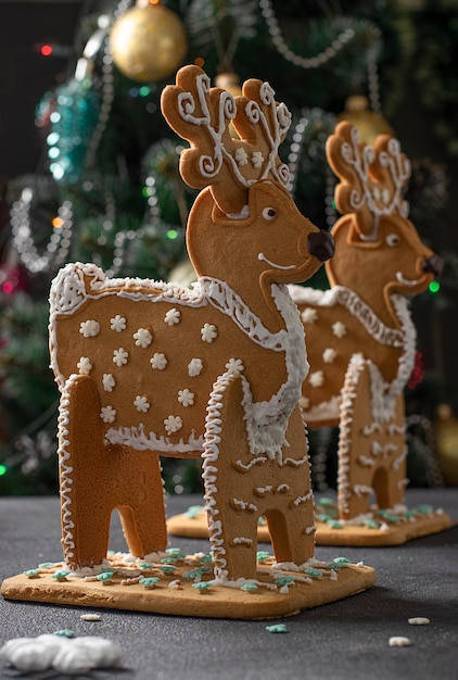 Lebkuchenhirsch auf dunklem Hintergrund, Festlichkeit an Weihnachten oder Noel-Feiertag. Hochformat