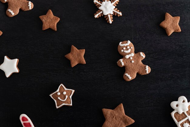 Lebkuchenmann und Sterne hautnah auf schwarzem Hintergrund. Traditionelles Gebäck.