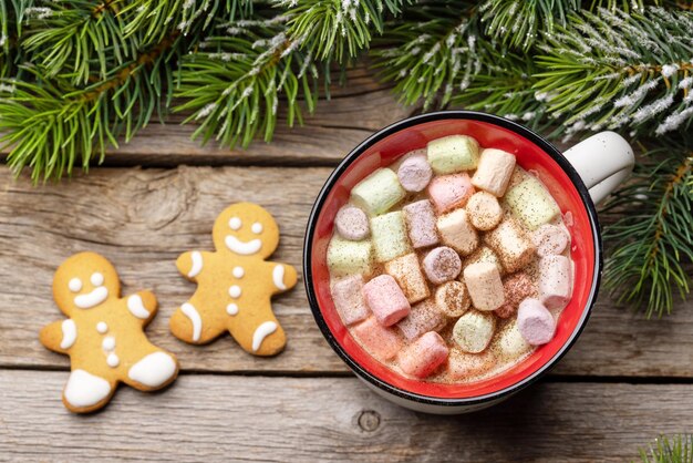 Lebkuchenmannkekse und eine Tasse mit Marshmallow