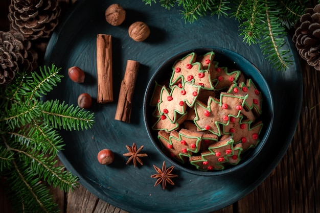 Lebkuchenplätzchen für Weihnachten in der blauen Schüssel