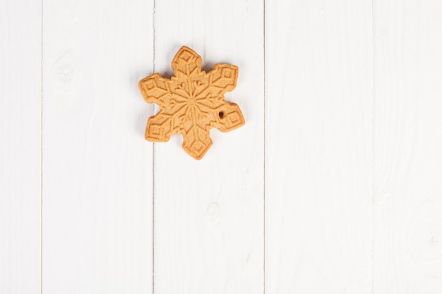 Foto lebkuchenplätzchen getrocknete orangenplätzchenmalerei auf einem hölzernen hintergrund