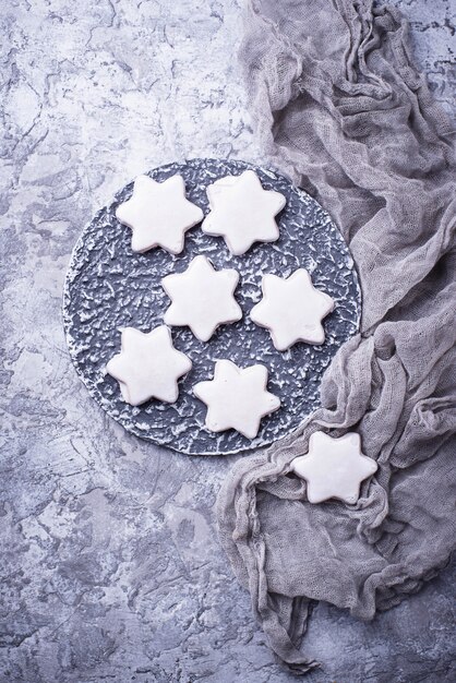 Lebkuchenplätzchen in Form eines Sternes. Draufsicht