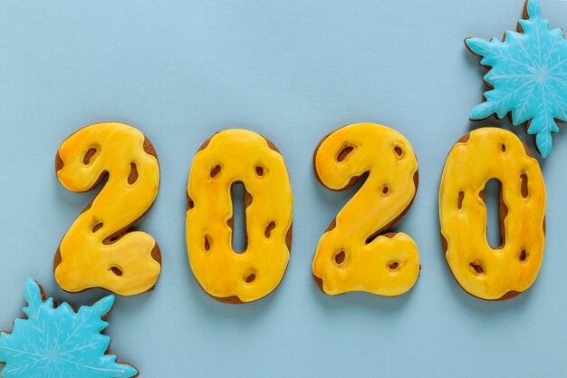 Foto lebkuchenplätzchen in form von nr. 2020, geschenkweihnachten oder weihnachten, guten rutsch ins neue jahr