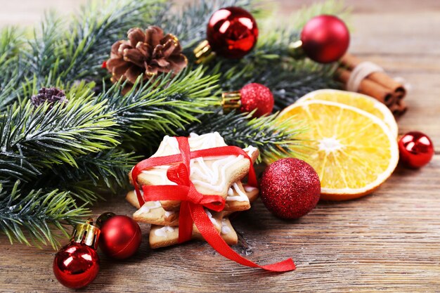 Lebkuchenplätzchen mit Weihnachtsdekoration auf Holztischoberfläche