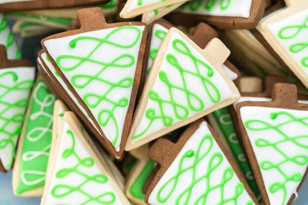 Lebkuchenplätzchen verziert mit weißer königlicher Glasur.