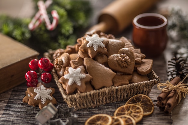 Lebkuchenweihnachtsplätzchen auf Küchentisch - Nahaufnahme.