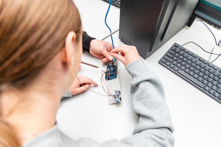 Foto lección de ciencias estudiante y maestraproyectos de estambre y miniproyectos de ingenieríacomponentes de construcciónaula de clase al interiorvista trasera