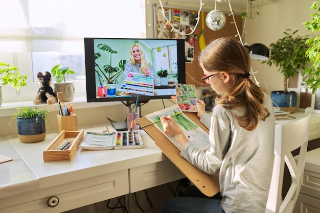 Lección creativa de dibujo en línea Niña dibujando con acuarelas