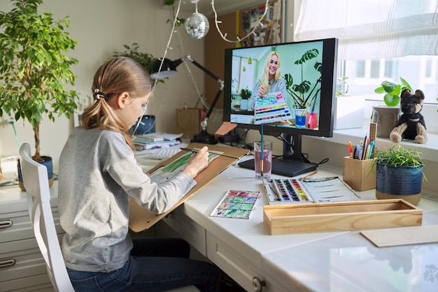 Lección creativa de dibujo en línea Niña dibujando con acuarelas