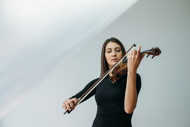 Lección a distancia de educación en línea de mujer violinista