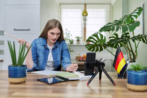 Lección en línea de aprendizaje remoto a distancia de una estudiante que usa un teléfono inteligente