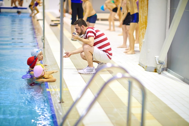 Lección de natación con entrenador en la piscina