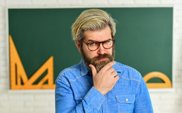 Lección privada Regreso a la escuela Proyectos escolares de tutoría de maestros de hombre Escuela moderna de ciencias Materia de matemáticas Pedagogo talentoso Estudiar en la universidad Maestro barbudo maduro con gafas Concepto de educación