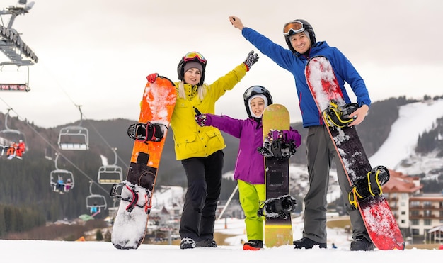 Lección de snowboard en la estación de invierno.