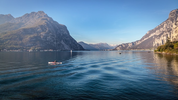 LECCO, ITALIA / EUROPA - 29 DE OCTUBRE: Kayak en el lago de Como en Lecco en la orilla sur del lago de Como en Italia el 29 de octubre de 2010. Una persona no identificada