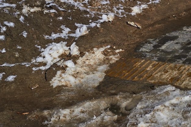 Lechada de charco derretida nieve y suciedad offroad