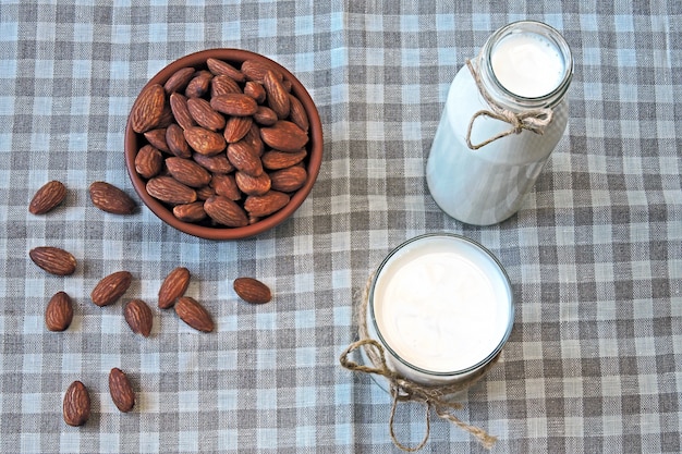 Leche de almendras y almendras. Leche dietética Leche para diabéticos. Leche sin lactosa. Bebida vegana.