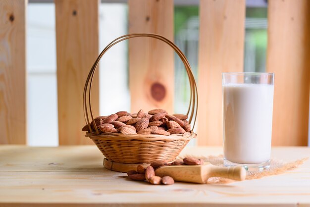 Leche de almendras con almendras en una mesa de madera