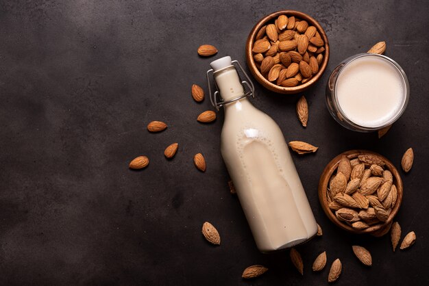 Leche de almendras casera en una botella de vidrio