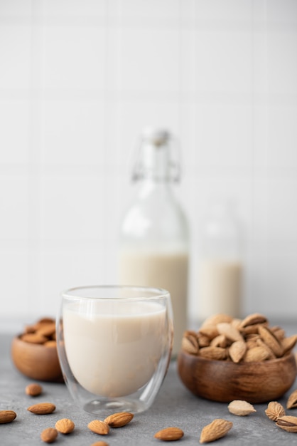 Foto leche de almendras casera en vasos y botella