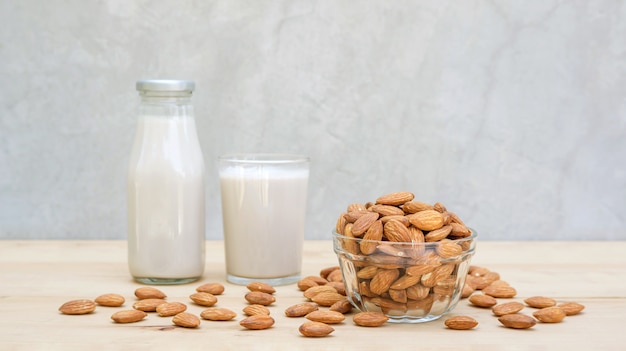 Leche de almendras en una mesa de madera.