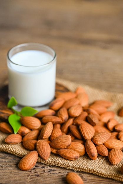 Leche de almendras y nueces de almendras fondo de madera