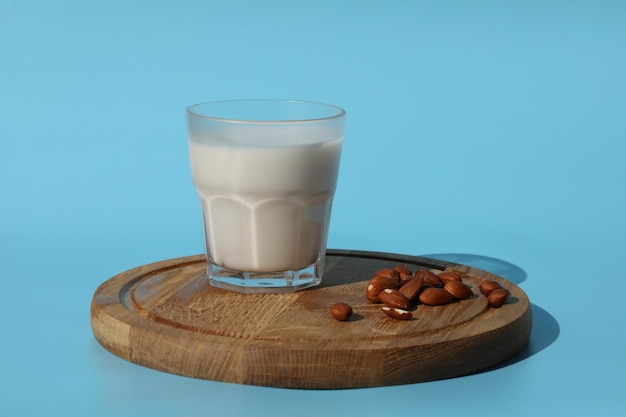 leche de almendras con nueces de almendras sobre mesa de madera