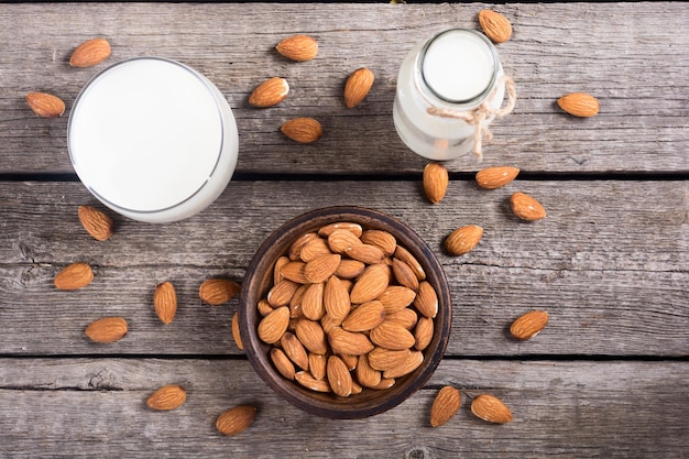 Leche de almendras sobre mesa de madera Bebida saludable con nueces