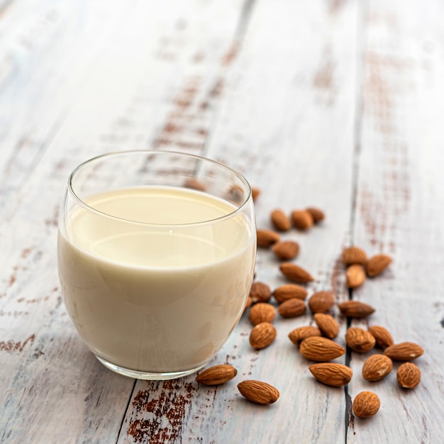 Leche de almendras en vaso con almendras