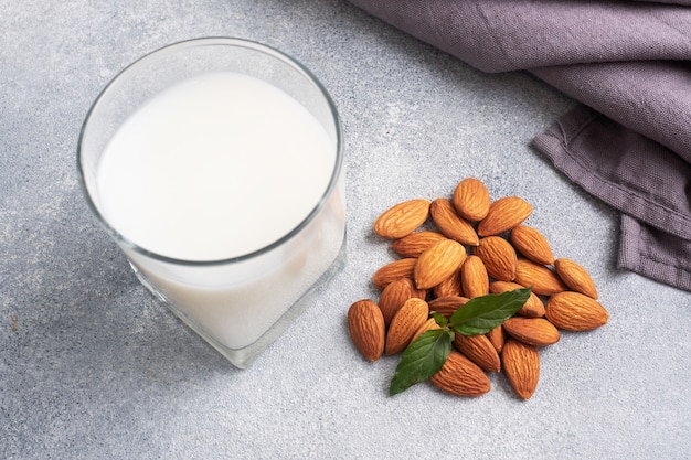 Leche de almendras en vasos de vidrio sobre un fondo gris