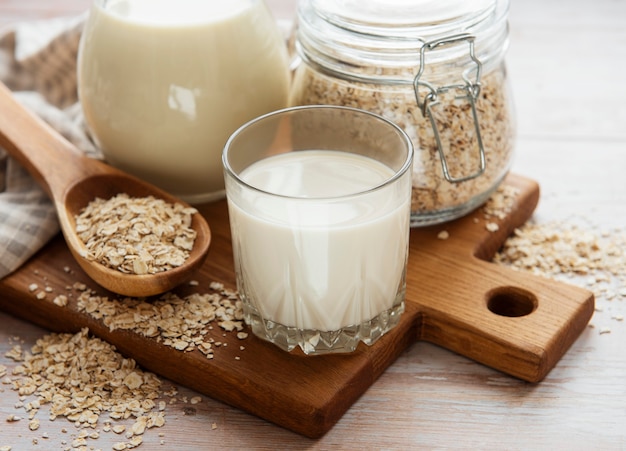 Leche alternativa vegana no láctea. Leche de copos de avena