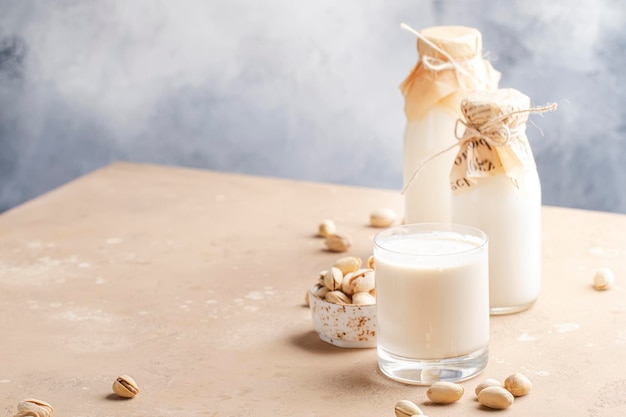 Leche de anacardo en botellas Bebida vegana alternativa no láctea Espacio negativo