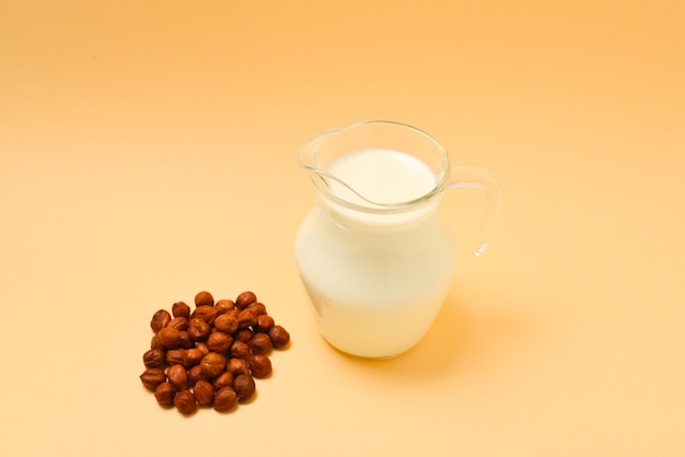 Leche de avellana en un tarro y nueces