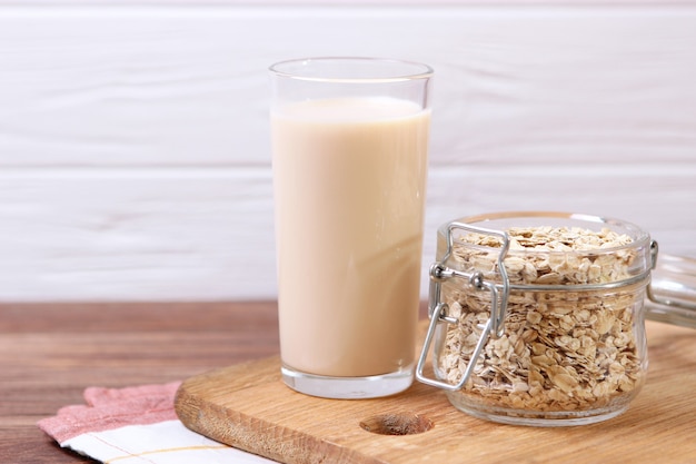 Foto leche de avena en la mesa leche vegetal leche vegetariana