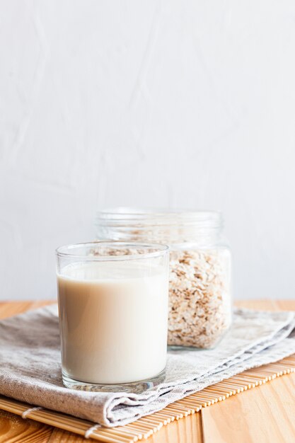 Leche de avena en un vaso sobre una mesa