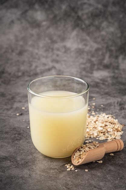 Leche de avena en un vaso.