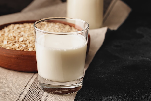 Leche de avena vegana con cuenco de copos de avena