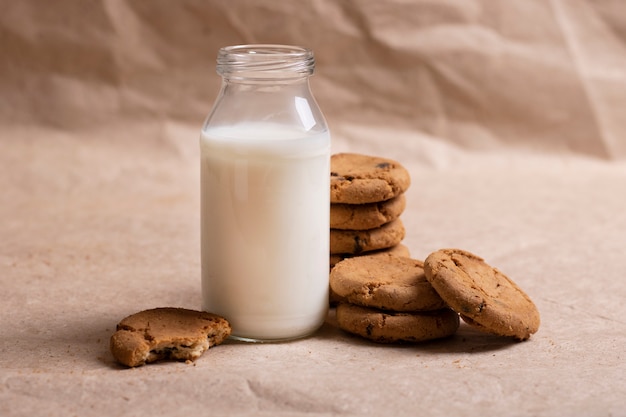 Leche de avena vegana no láctea y galletas de avena.