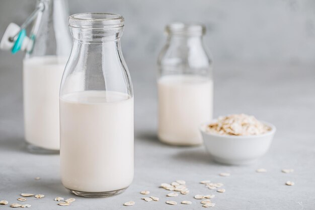 Leche de avena en vidrio Leche de avena vegana no láctea sobre espacio de copia de fondo de piedra gris