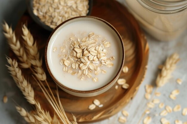 Foto leche de avena en una vista superior de vidrio